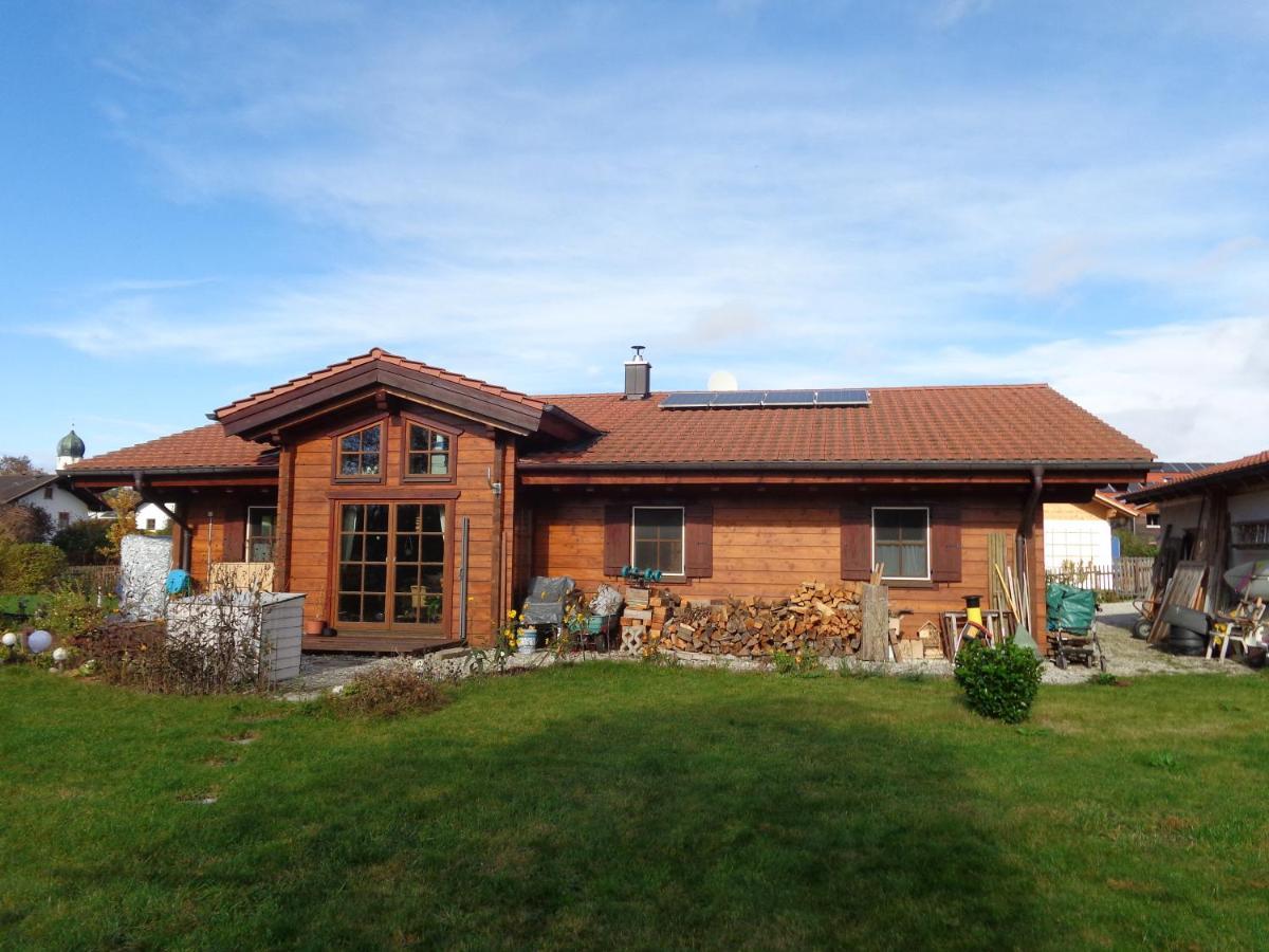Barrierefreies Zimmer Im Blockhaus Mit Sauna Am See Soyen Dış mekan fotoğraf