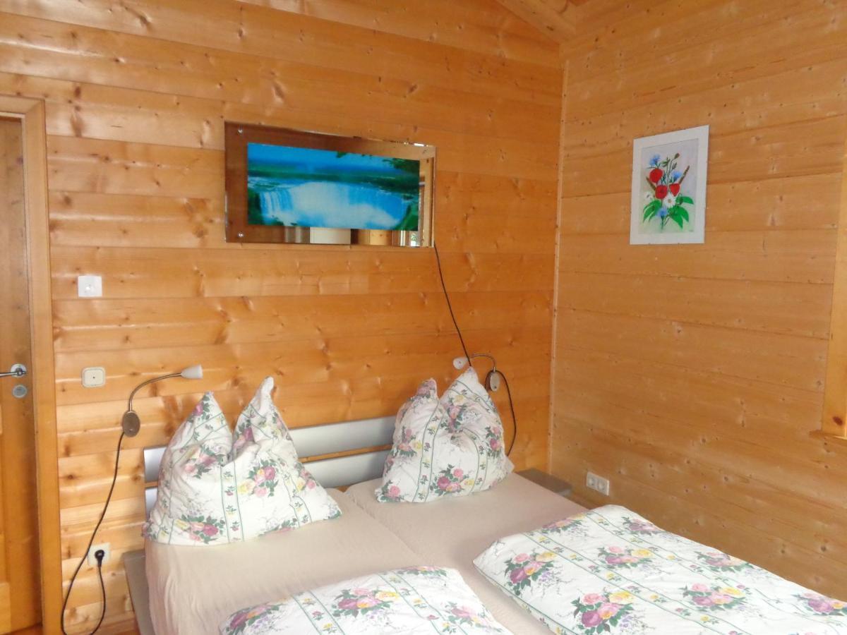 Barrierefreies Zimmer Im Blockhaus Mit Sauna Am See Soyen Dış mekan fotoğraf
