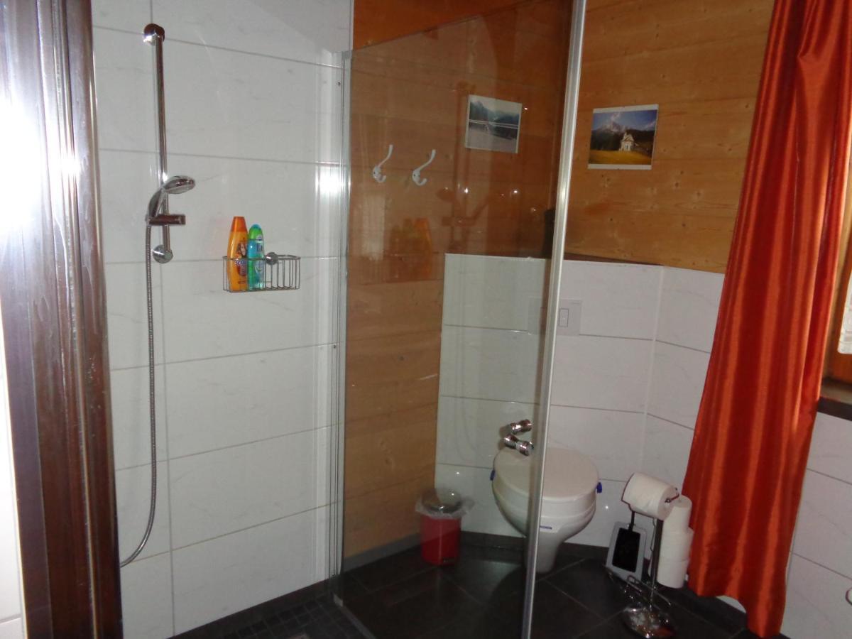Barrierefreies Zimmer Im Blockhaus Mit Sauna Am See Soyen Dış mekan fotoğraf