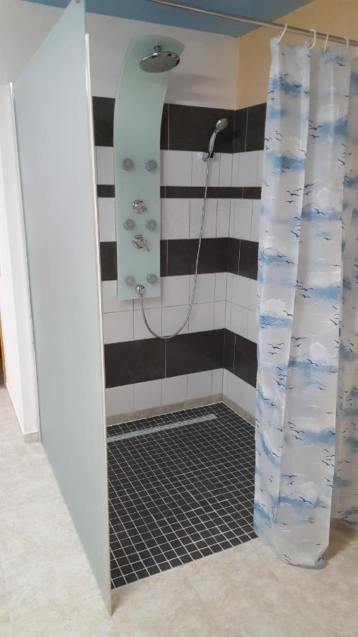 Barrierefreies Zimmer Im Blockhaus Mit Sauna Am See Soyen Dış mekan fotoğraf