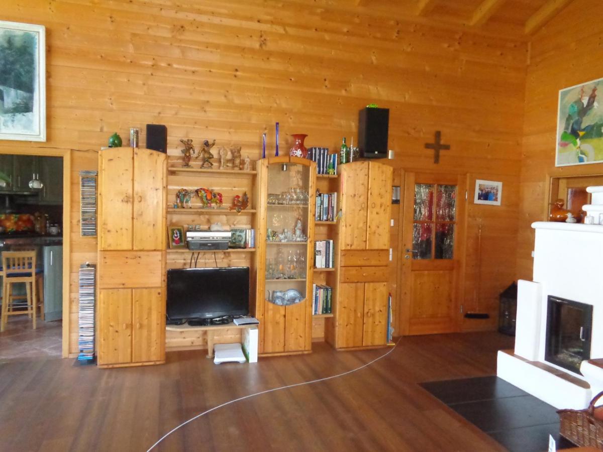 Barrierefreies Zimmer Im Blockhaus Mit Sauna Am See Soyen Dış mekan fotoğraf