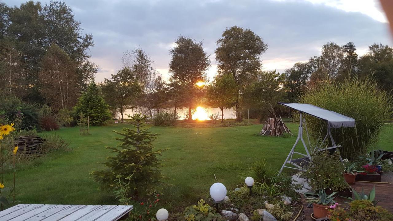 Barrierefreies Zimmer Im Blockhaus Mit Sauna Am See Soyen Dış mekan fotoğraf