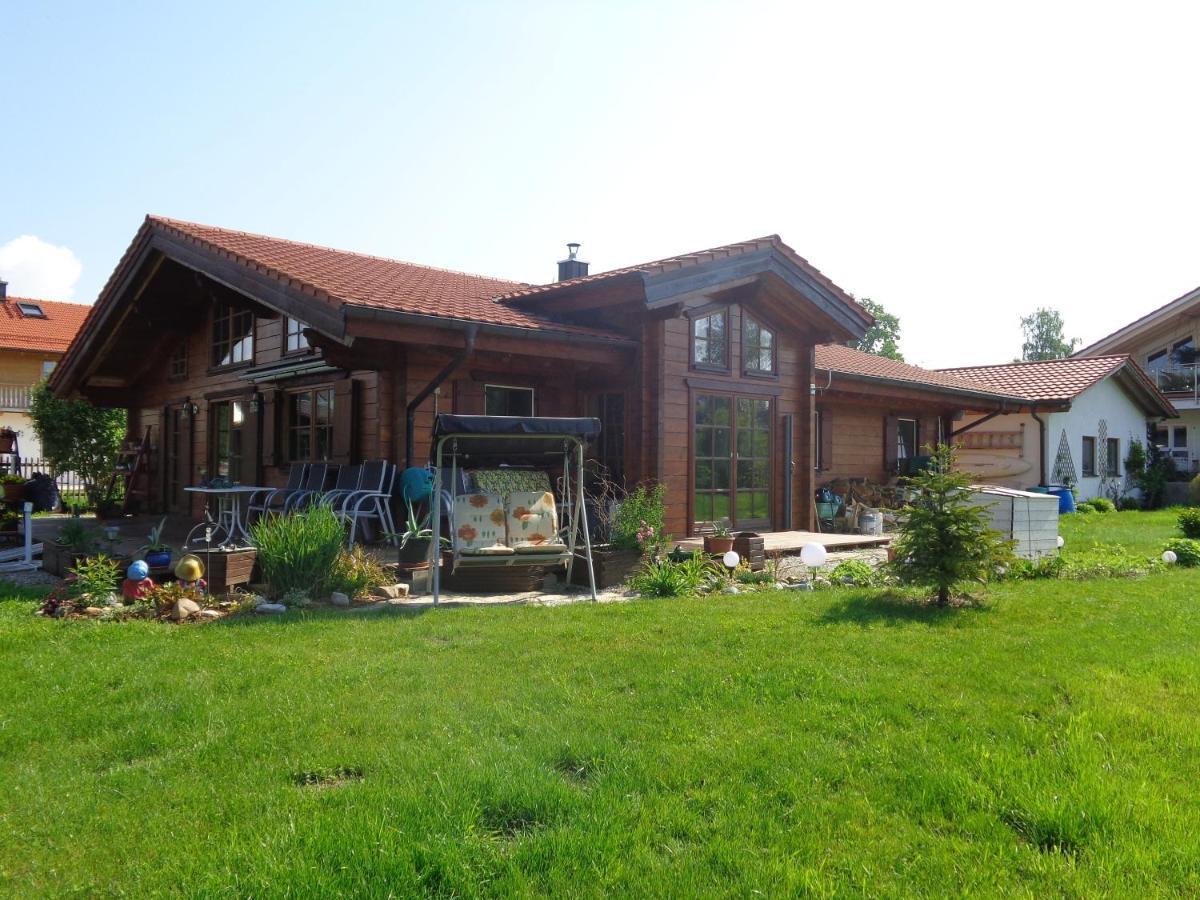 Barrierefreies Zimmer Im Blockhaus Mit Sauna Am See Soyen Dış mekan fotoğraf