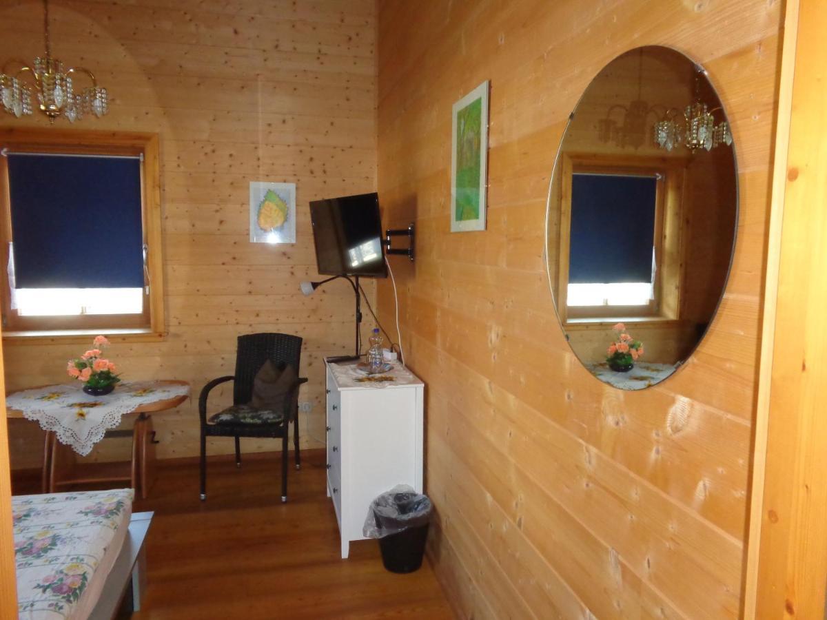 Barrierefreies Zimmer Im Blockhaus Mit Sauna Am See Soyen Dış mekan fotoğraf