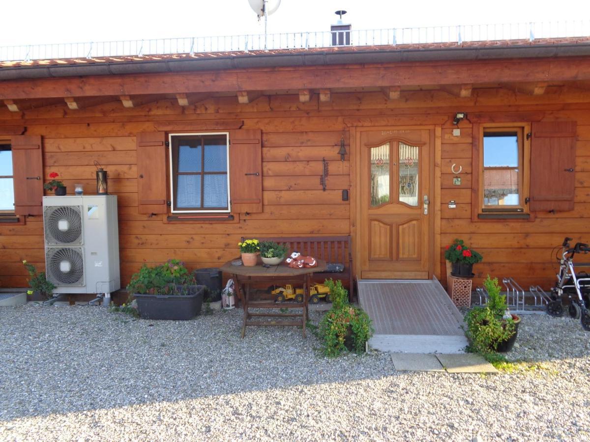 Barrierefreies Zimmer Im Blockhaus Mit Sauna Am See Soyen Dış mekan fotoğraf