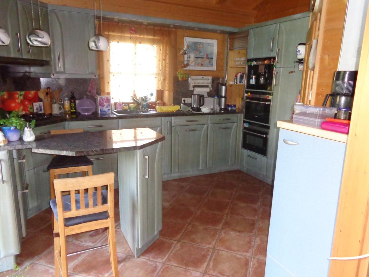 Barrierefreies Zimmer Im Blockhaus Mit Sauna Am See Soyen Dış mekan fotoğraf