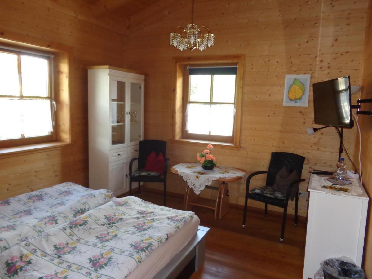 Barrierefreies Zimmer Im Blockhaus Mit Sauna Am See Soyen Dış mekan fotoğraf